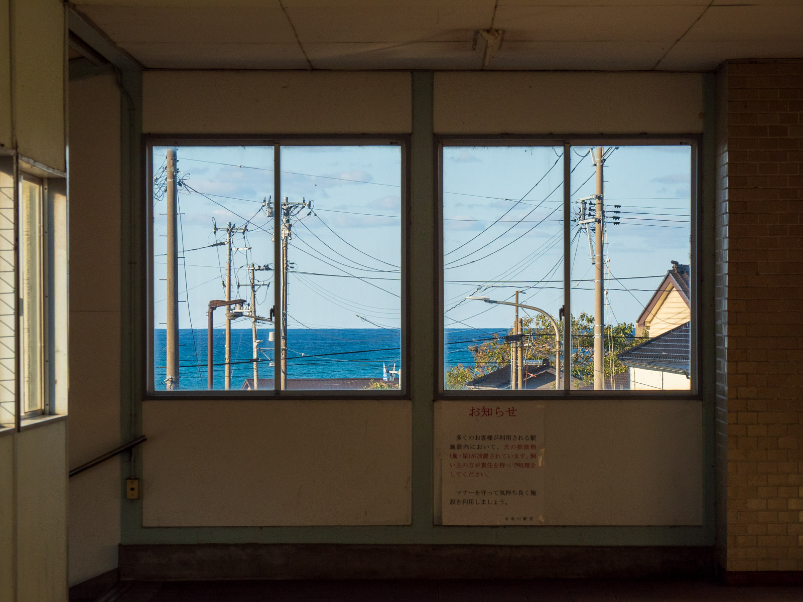 青海駅の自由通路の窓越しに見える日本海(2022年10月)