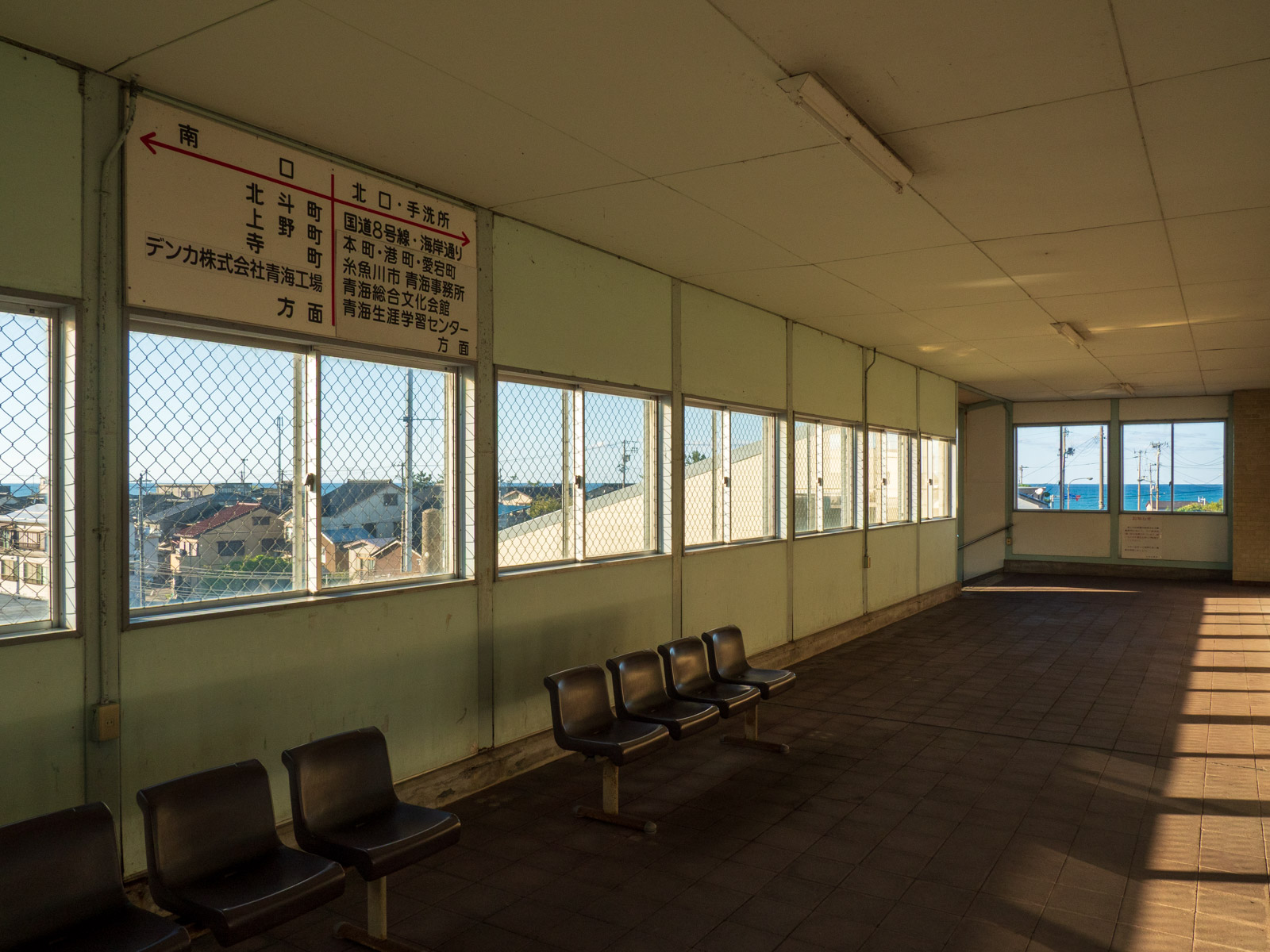 青海駅の自由通路と、窓越しに見える日本海(2022年10月)