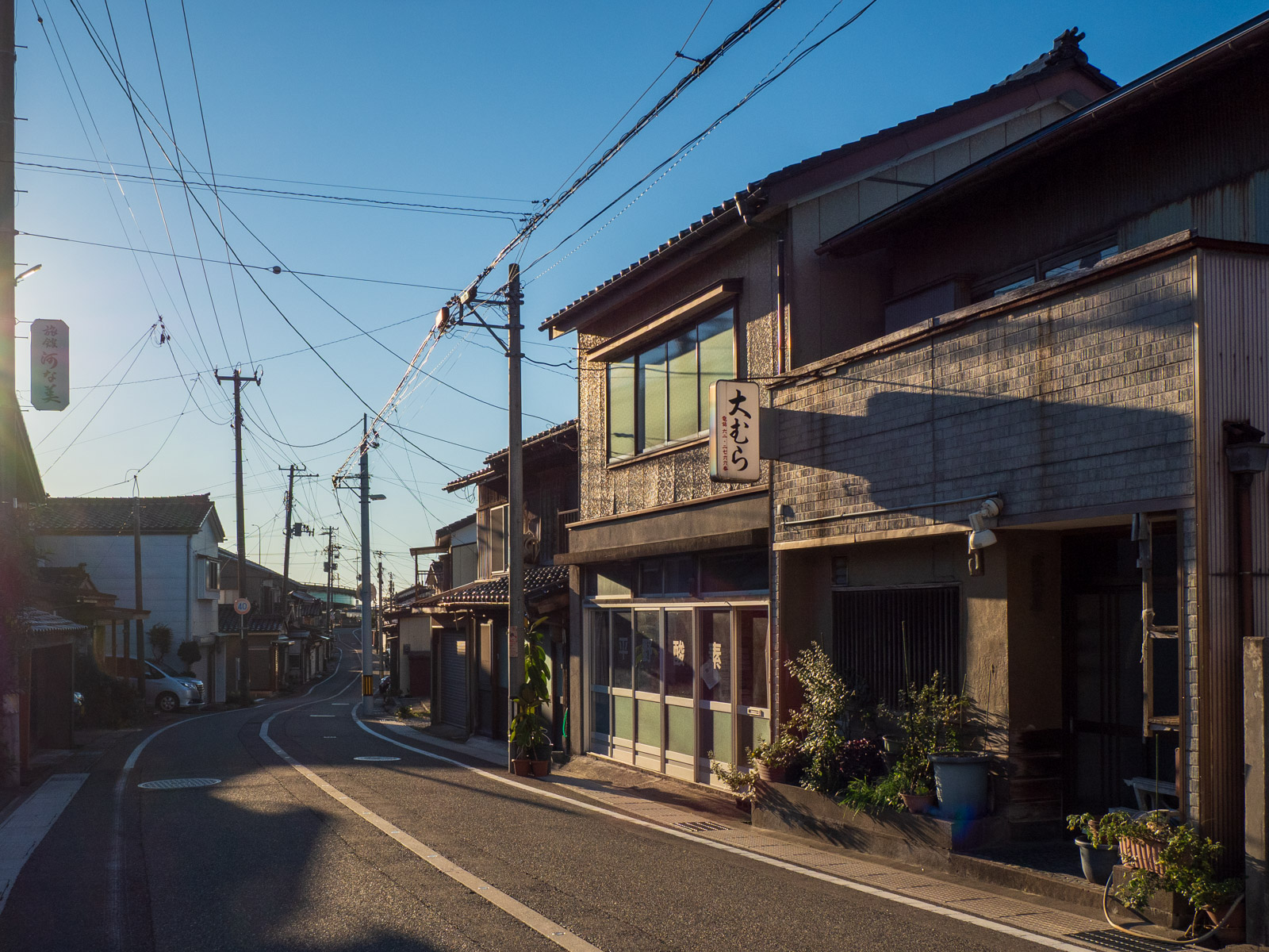 青海駅のそばを通る、旧北陸道・加賀街道の街並み(2022年10月)