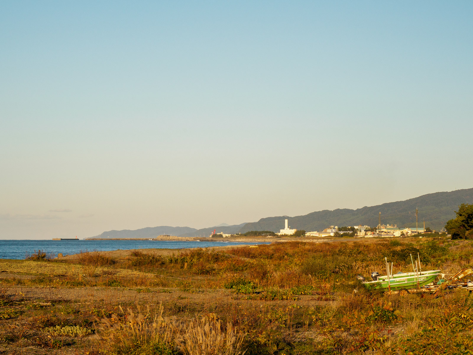 青海駅のそばにある「竹のからかい記念公園」から見た、夕暮れの日本海と姫川港(2022年10月)