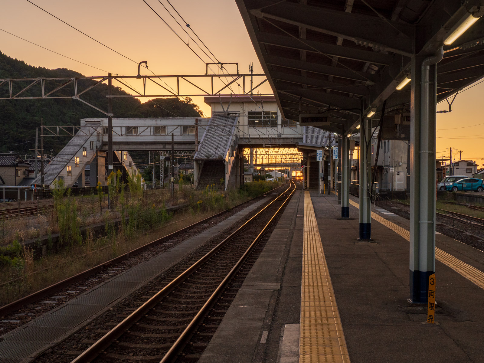 夕暮れの青海駅のホーム(2022年10月)