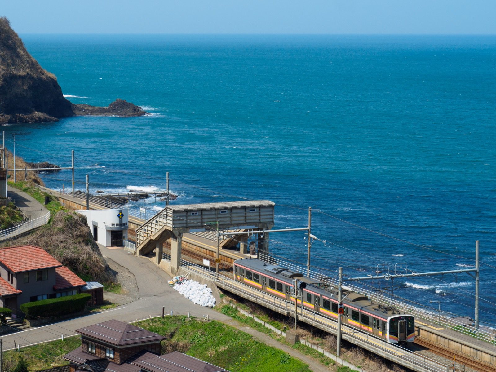 青海川駅そばの高台から見た、青海川駅と日本海