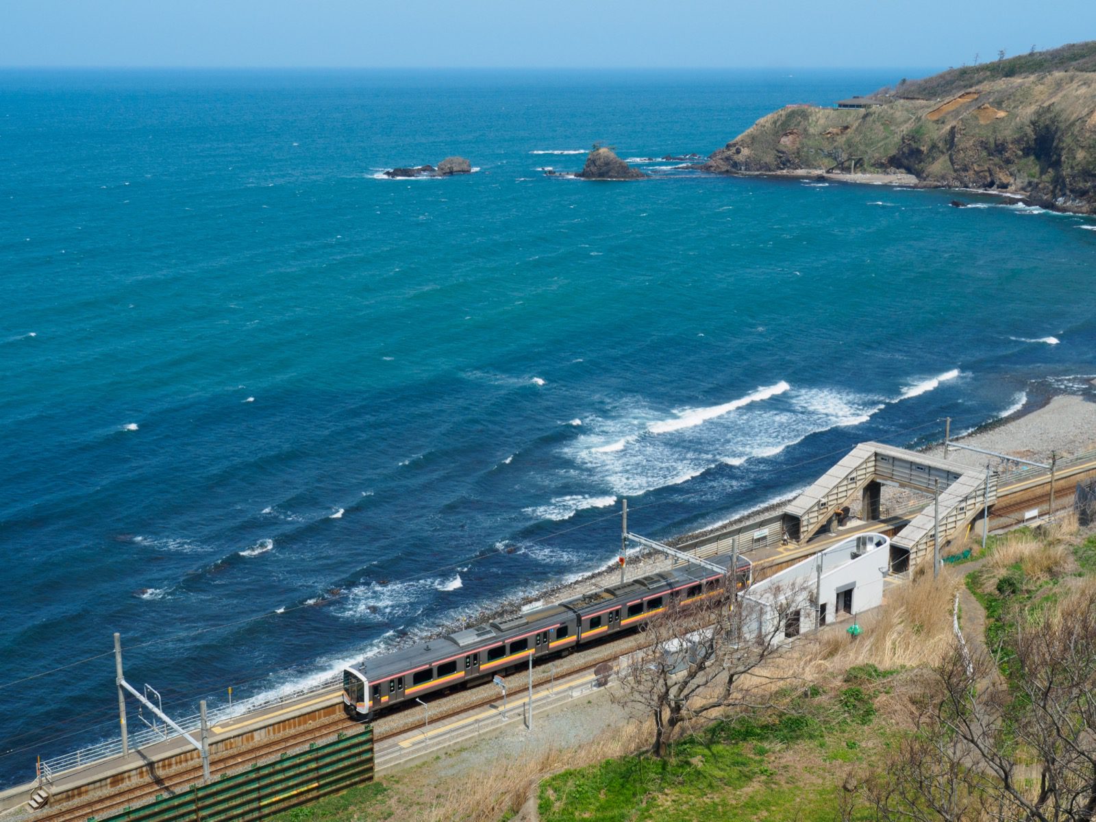 米山大橋の袂から見た青海川駅と日本海