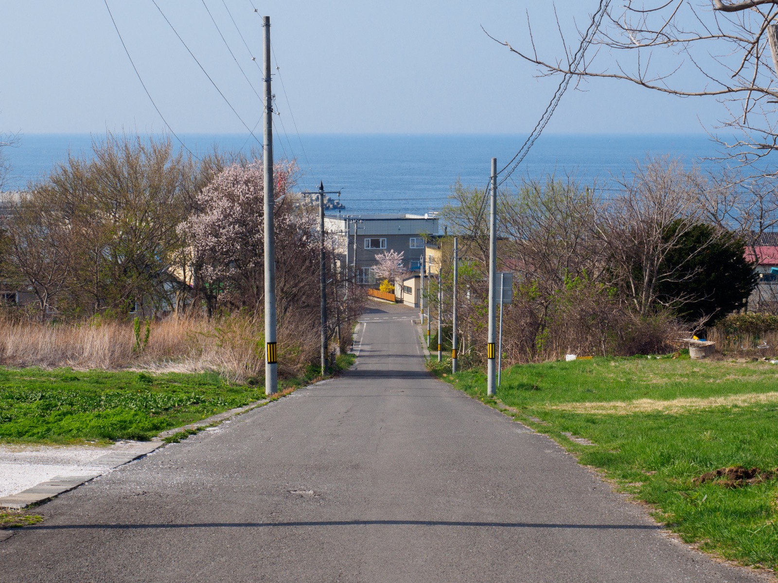 渡島砂原駅前から海のほうへと続く坂道