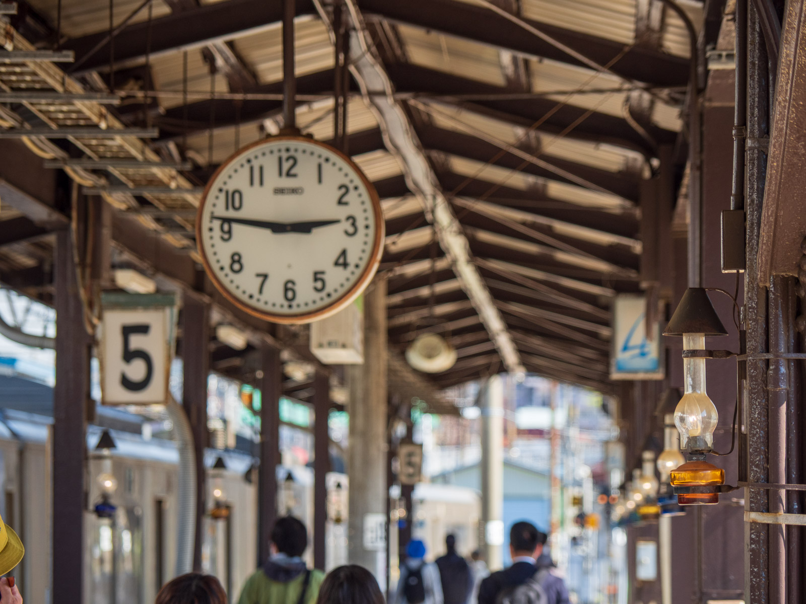 小樽駅のホームにあるレトロなランプ（2024年5月）