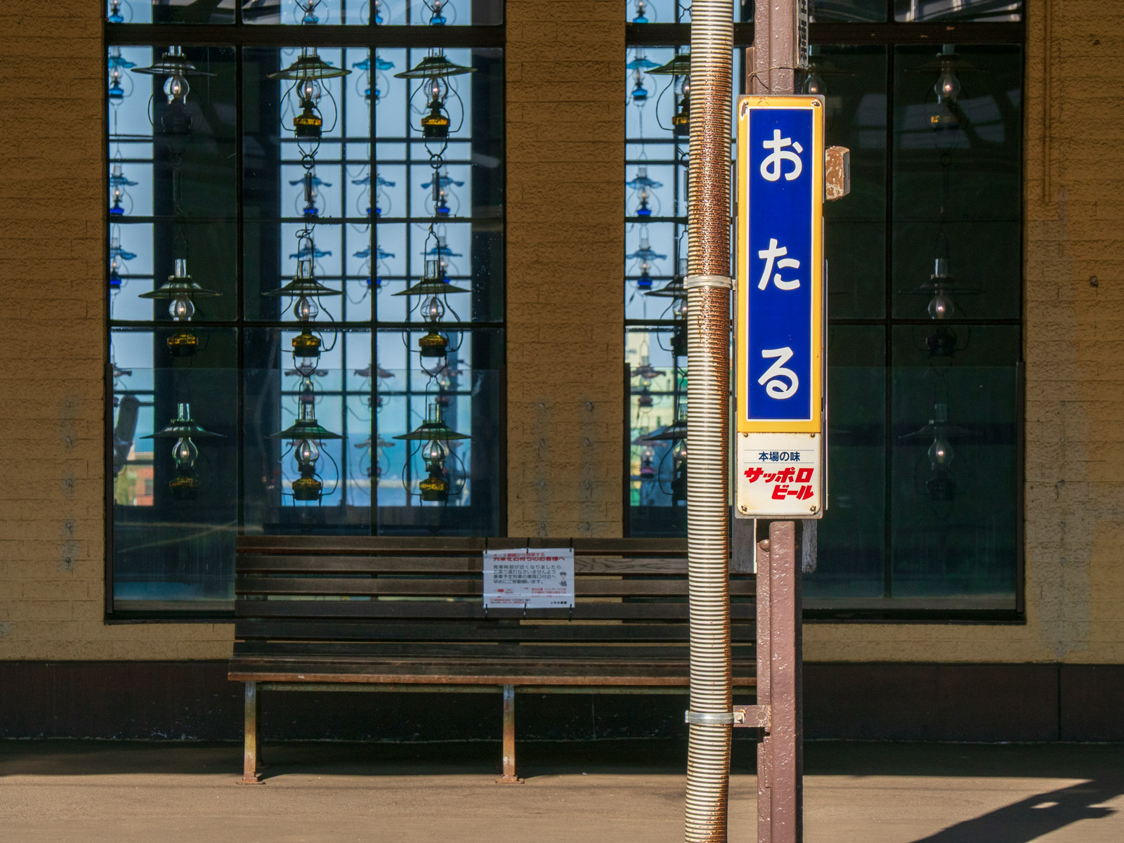 小樽駅のホームと、ガラス越しの石狩湾（2024年5月）