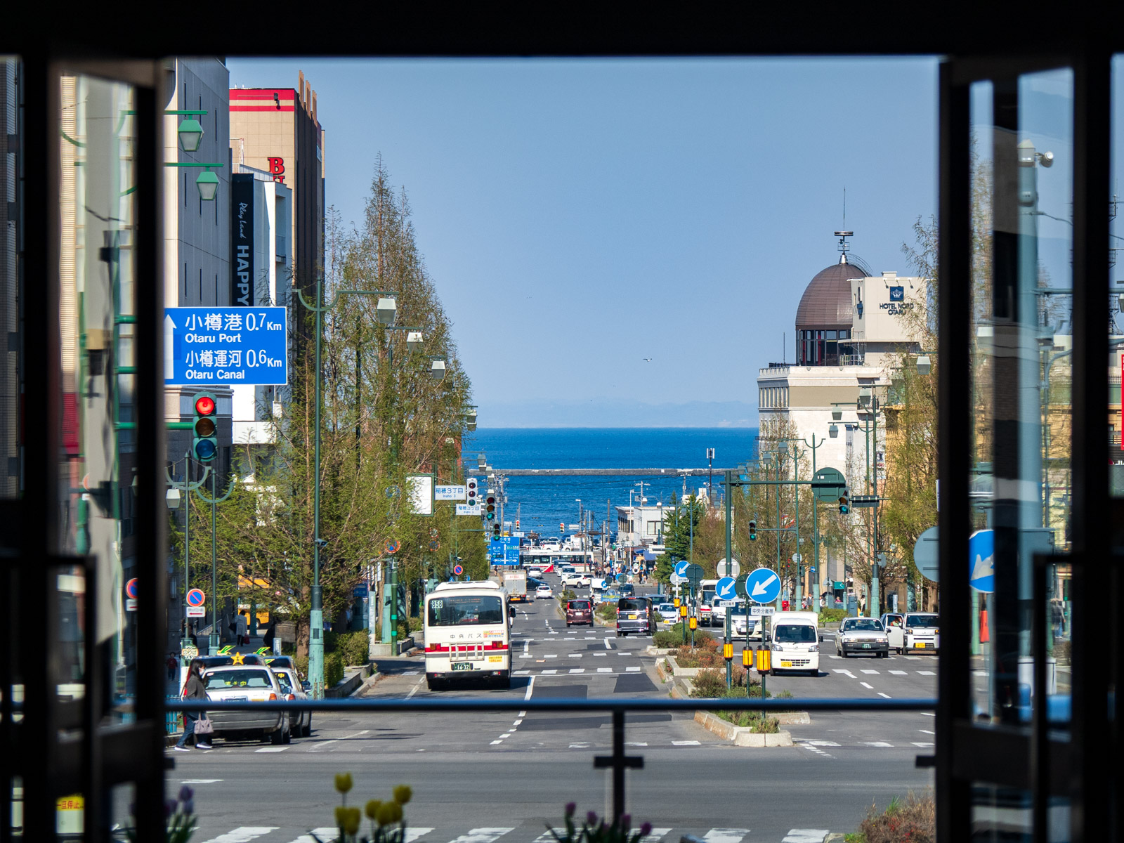 小樽駅の駅舎から見た、中央通りと石狩湾（2024年5月）