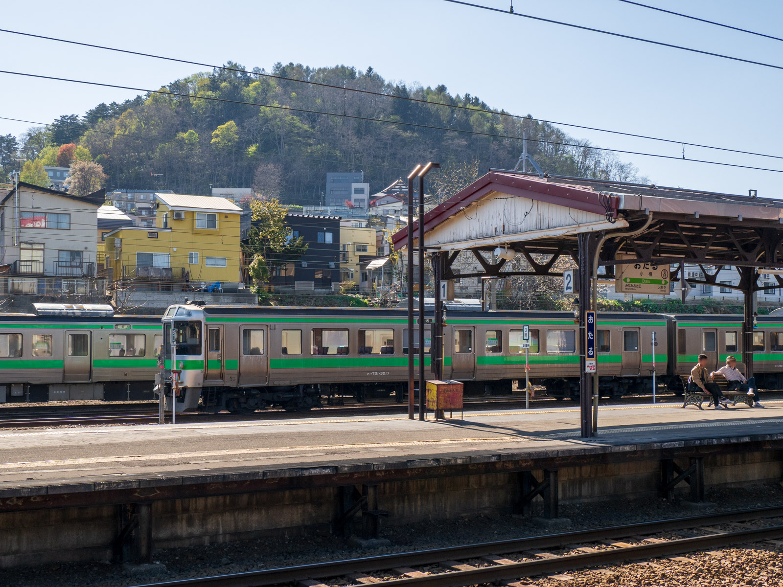 小樽駅のホームと背後の山（2024年5月）