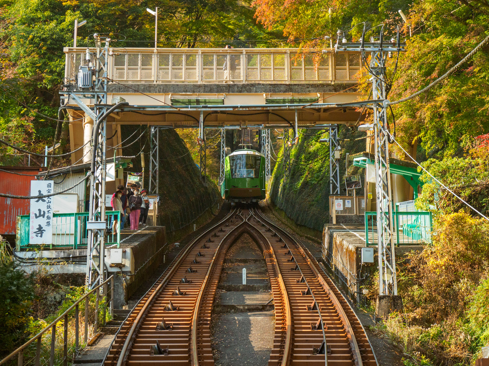 大山ケーブルカーの車内から見た大山寺駅（2021年11月）