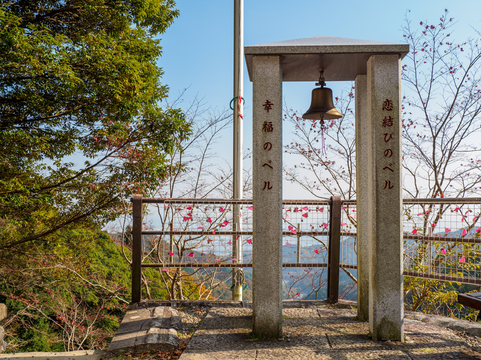 大山寺駅のそばにある「幸福の鐘」（2021年11月）