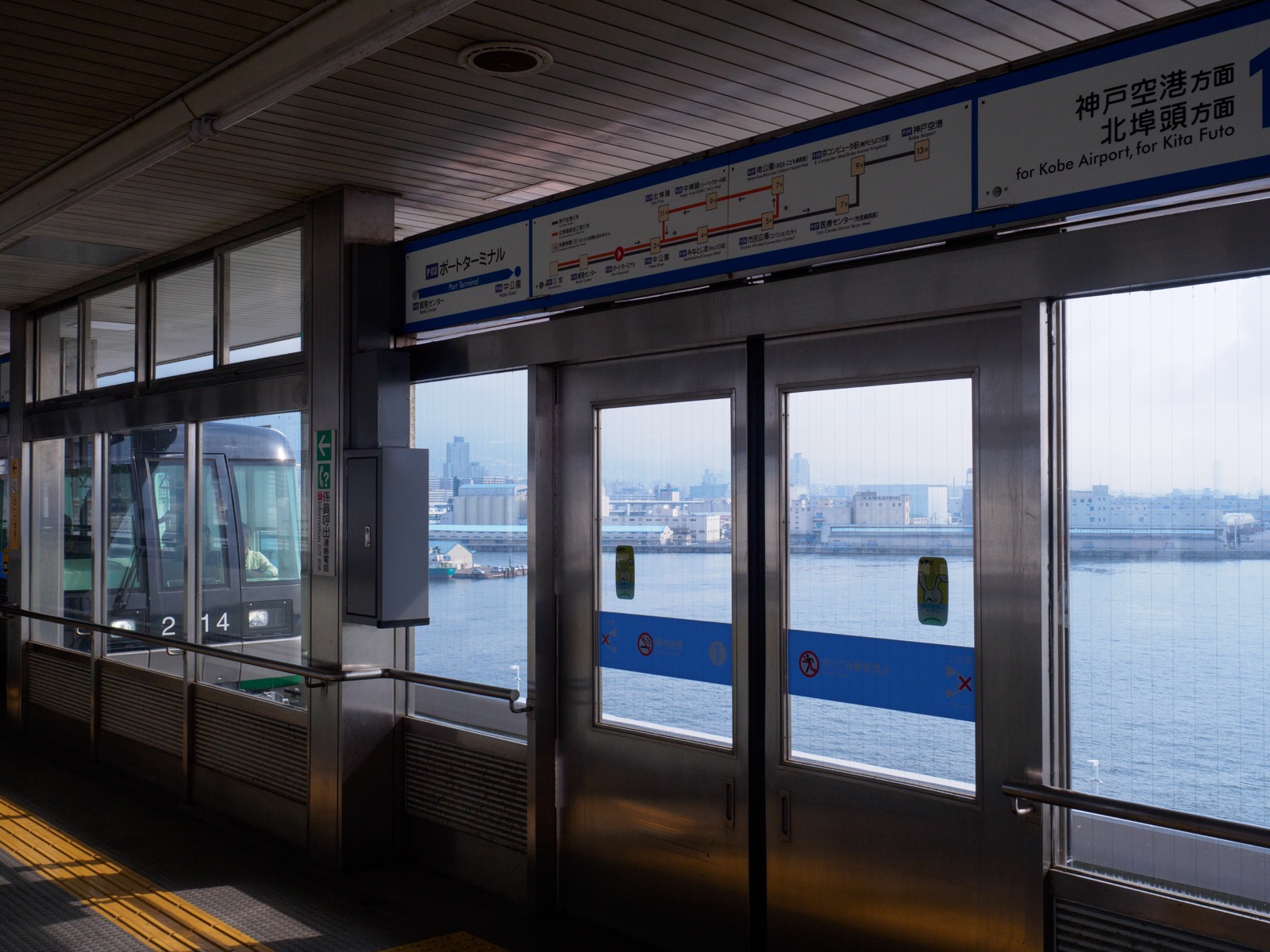 ポートターミナル駅のホームと神戸港