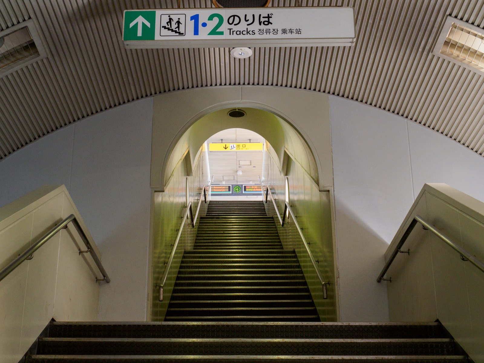 ポートターミナル駅の階段