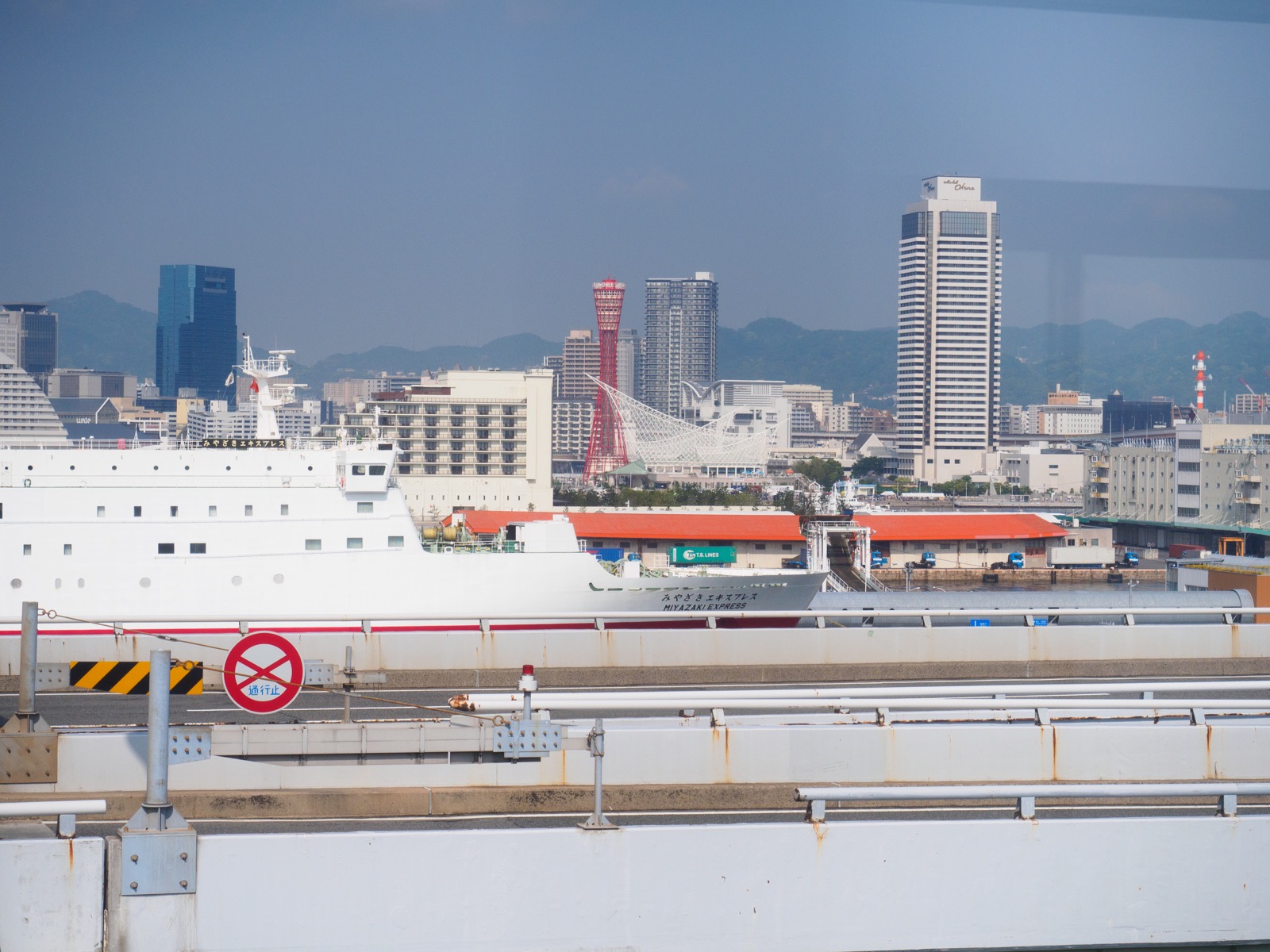 ポートターミナル駅から見える神戸の街並み