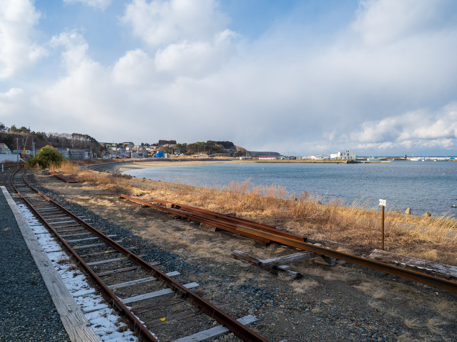 陸中八木駅のホームから海岸と八木港（2016年2月）