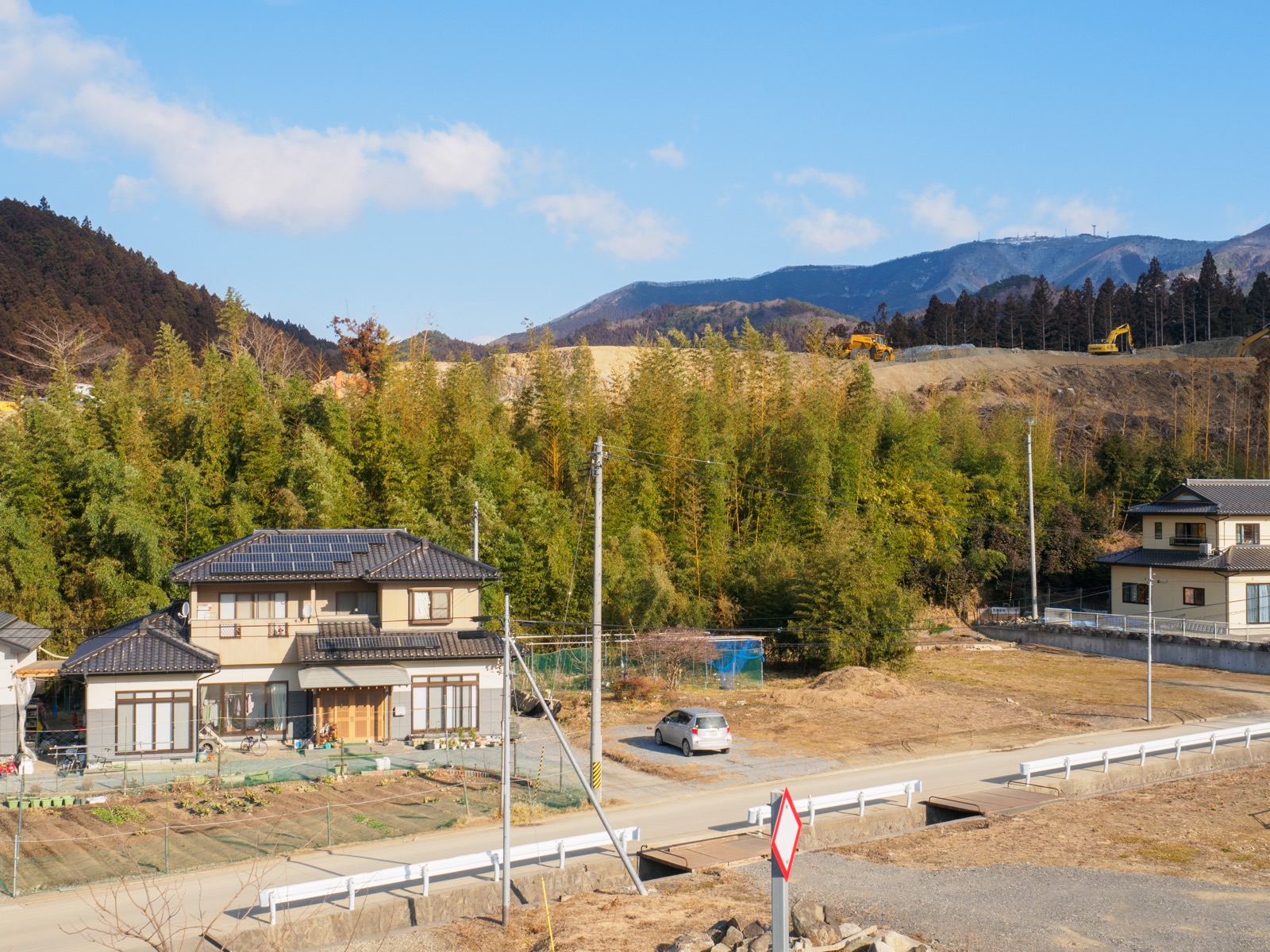 陸前赤崎駅のホームから見た山側の景色