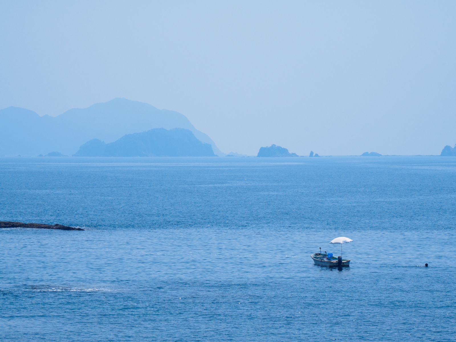 鯖瀬駅そばの海岸から見た出羽島などの島々