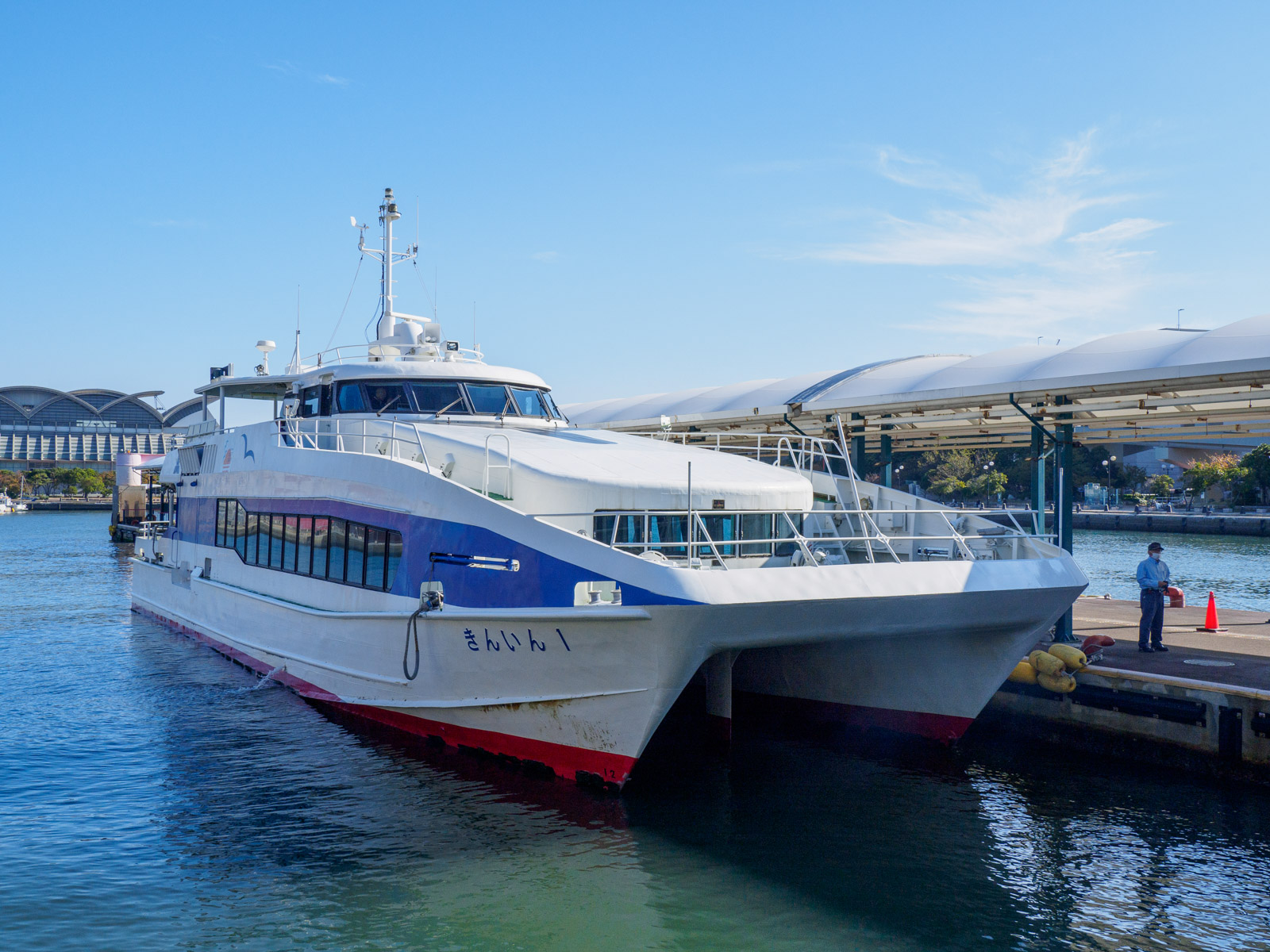 博多港で出港を待つ西戸崎・志賀島行きの福岡市営渡船（2022年10月）