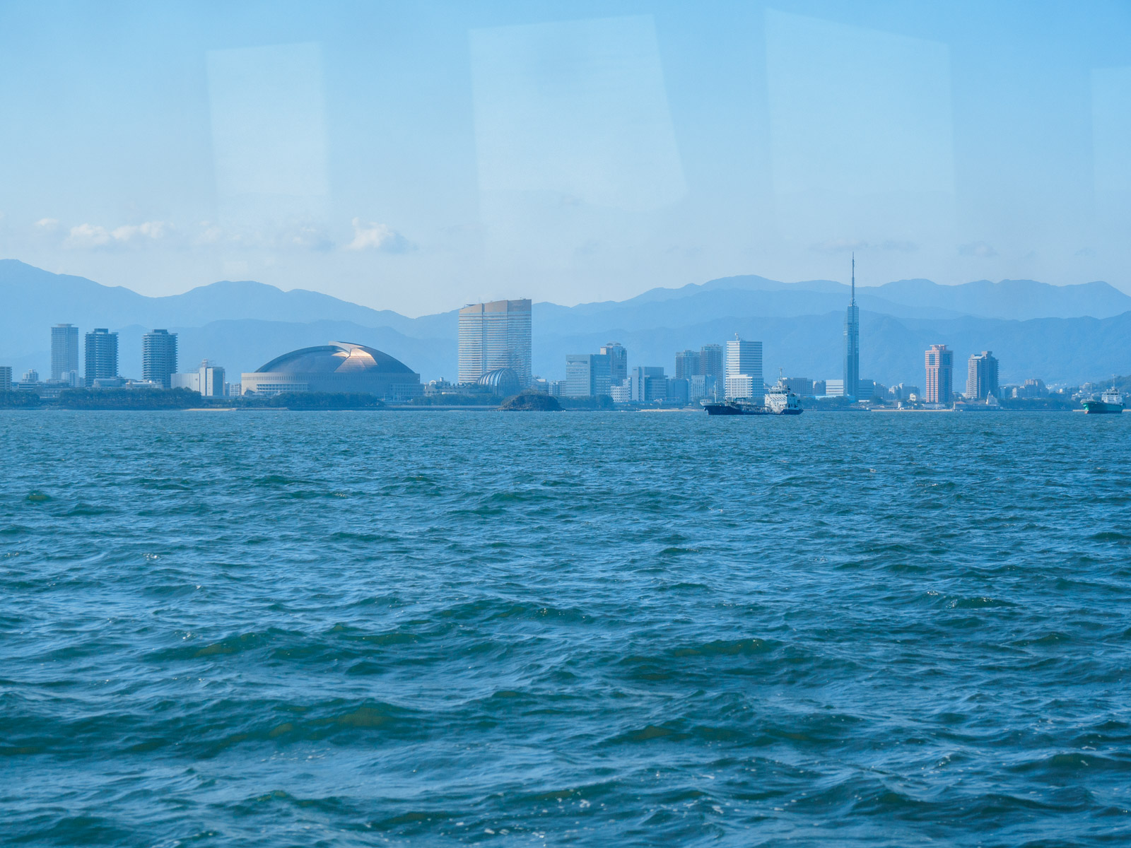 西戸崎・志賀島行きの福岡市営渡船から見た博多湾（2022年10月）