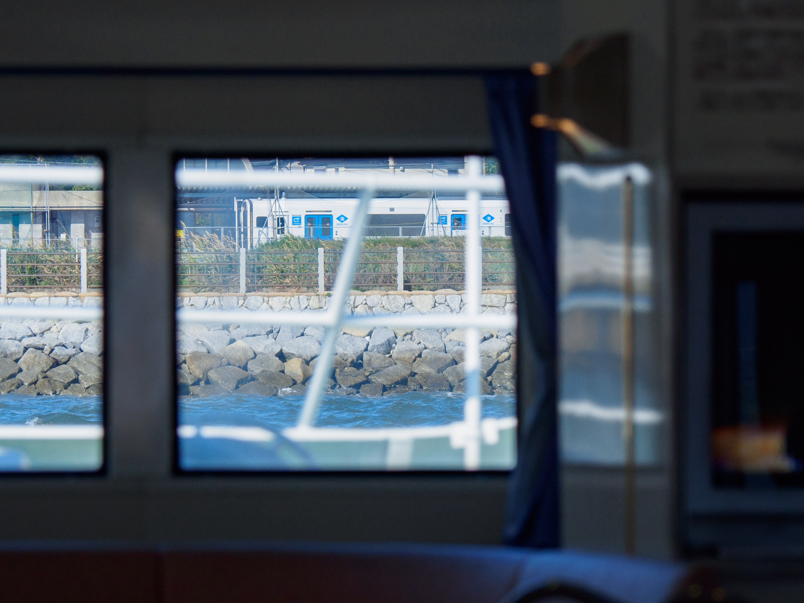 福岡市営渡船から見た西戸崎駅（2022年10月）