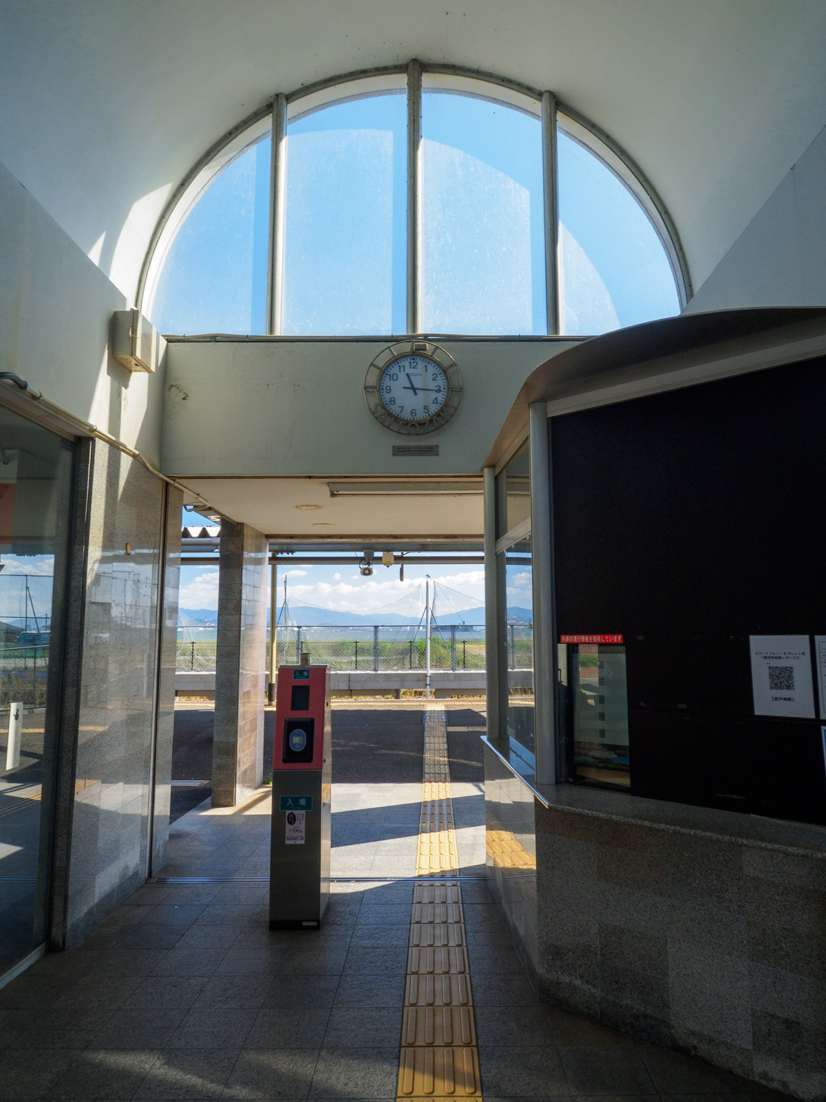 西戸崎駅の駅舎内（2022年10月）