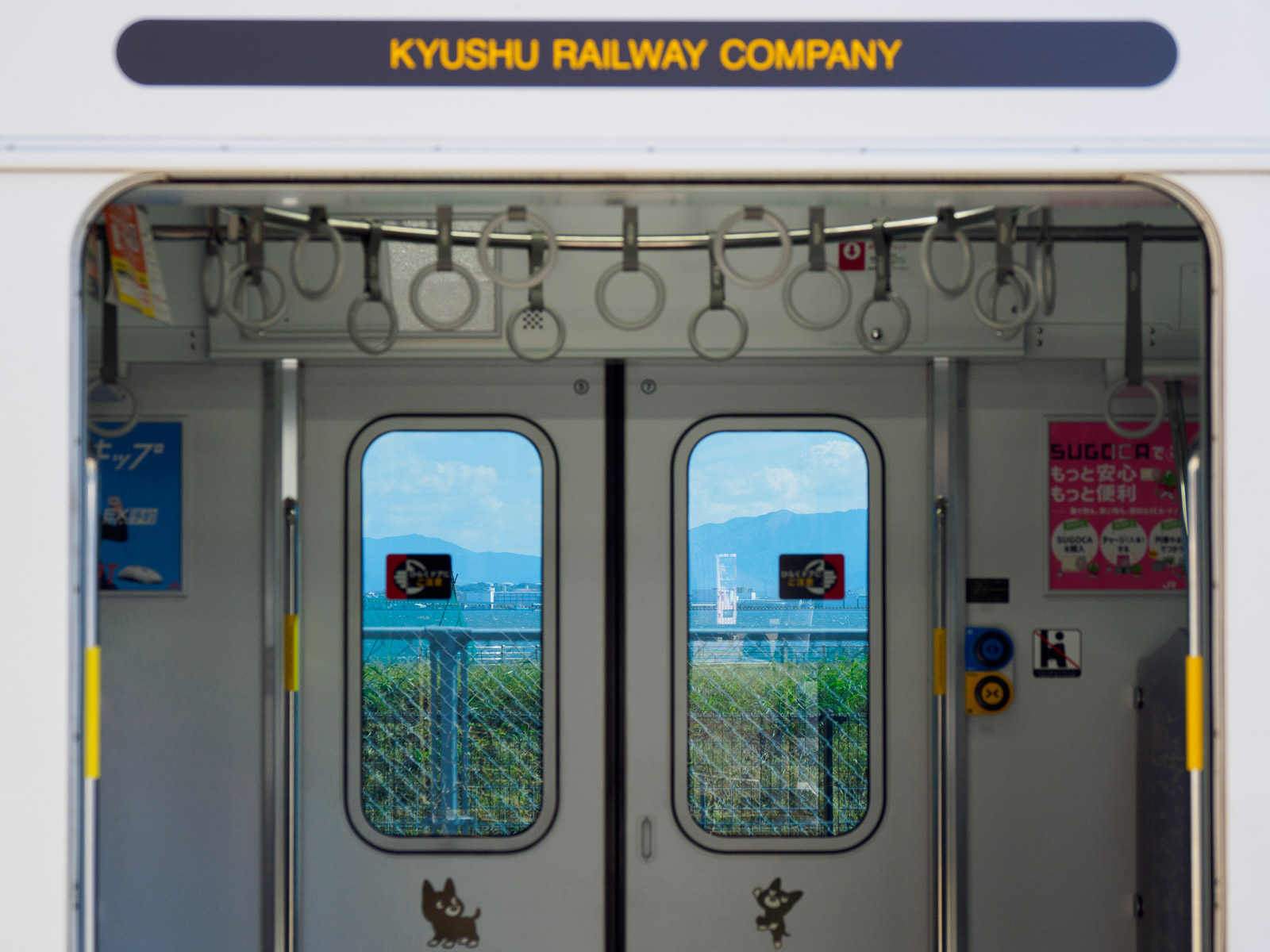 西戸崎駅に停車中の列車と、窓越しに見た博多湾（2022年10月）