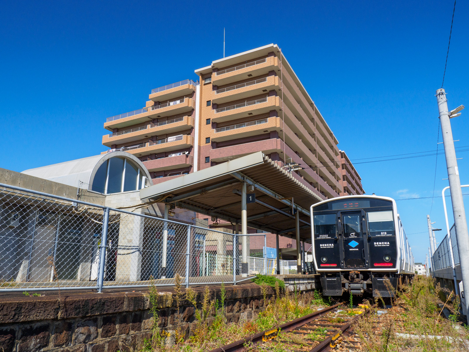 西戸崎駅のホームと駅前のマンション（2022年10月）