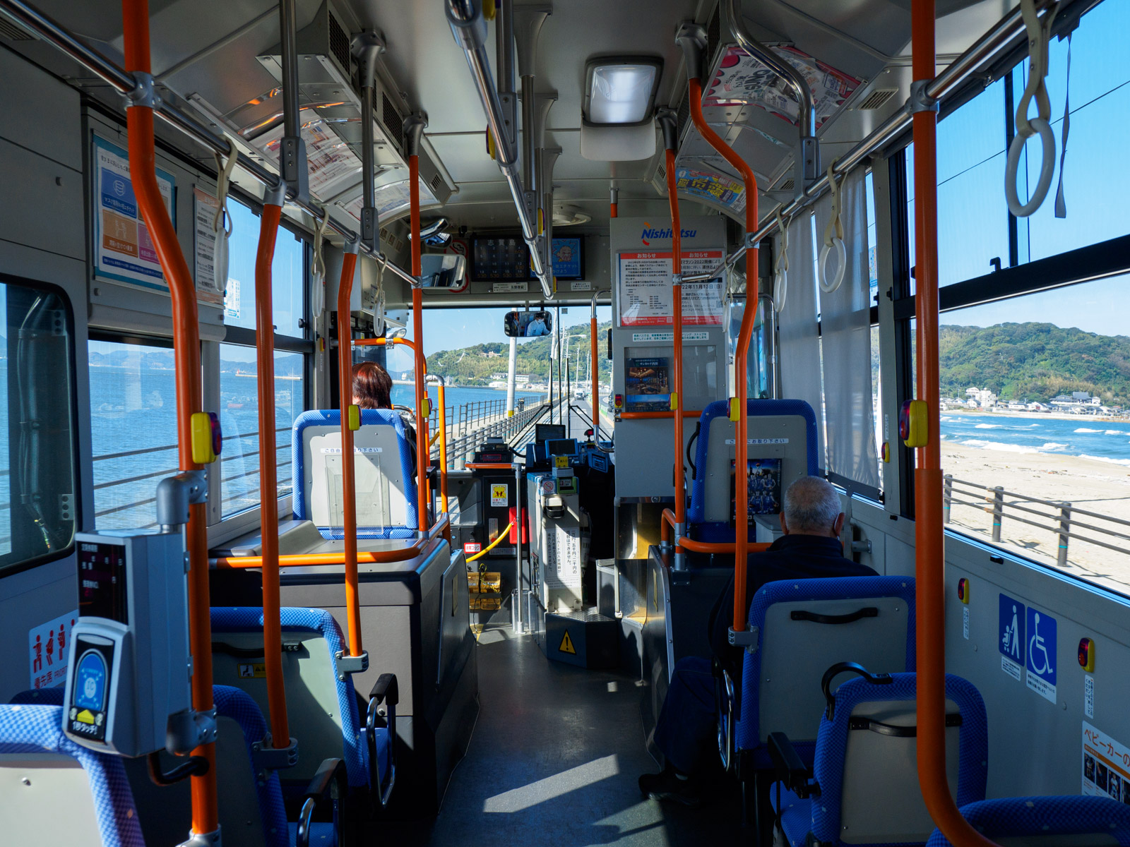 西戸崎から志賀島へ向かうバスの車内と、車窓の両側に広がる博多湾と玄界灘（2022年10月）