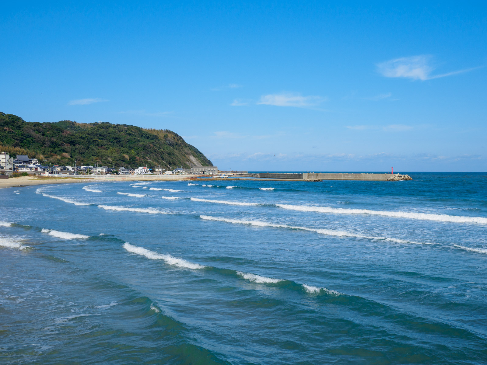 志賀島橋から見た、志賀島の海岸線と玄界灘（2022年10月）