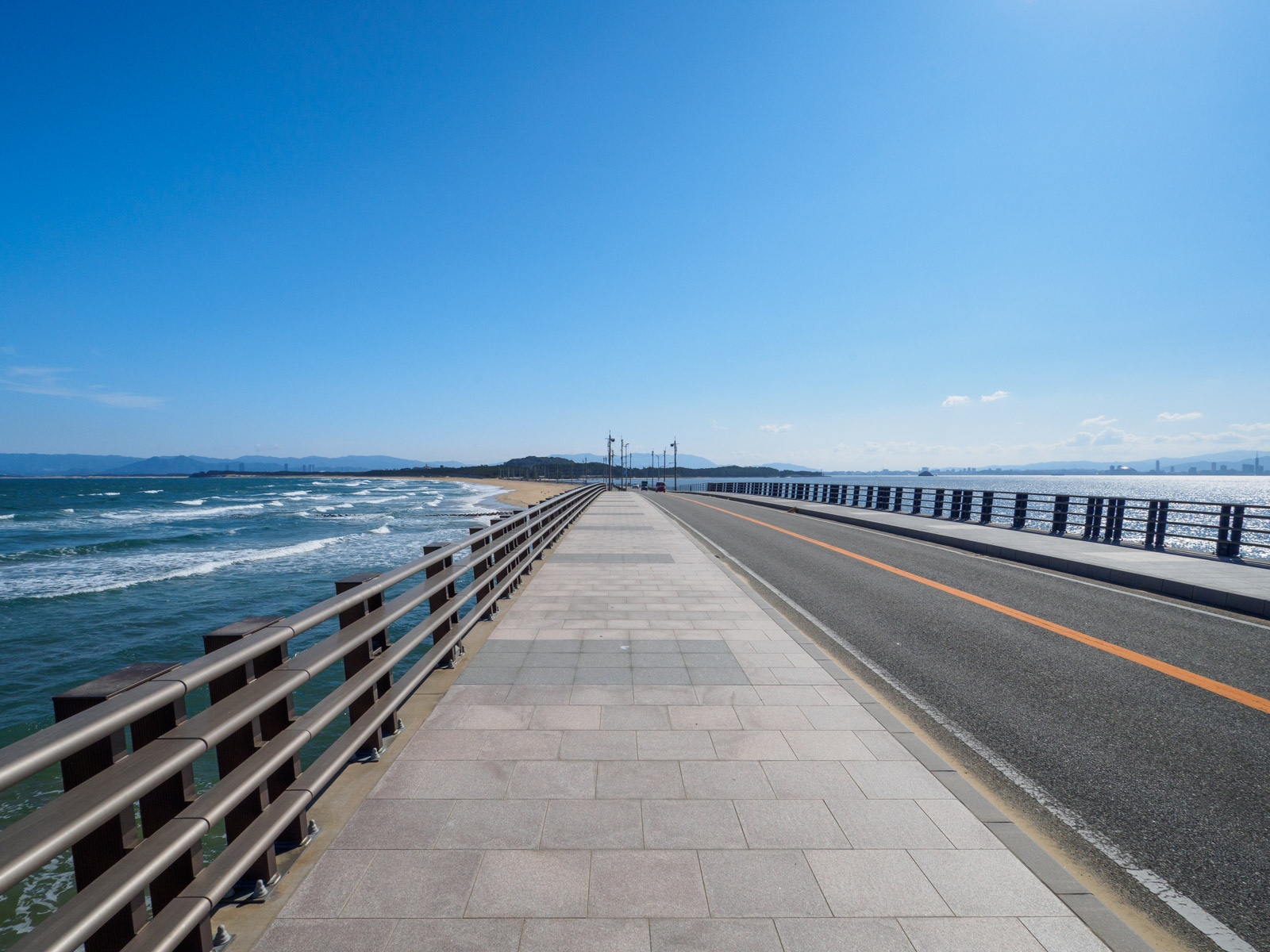 志賀島橋から見た、玄界灘（左）と博多湾（右）（2022年10月）