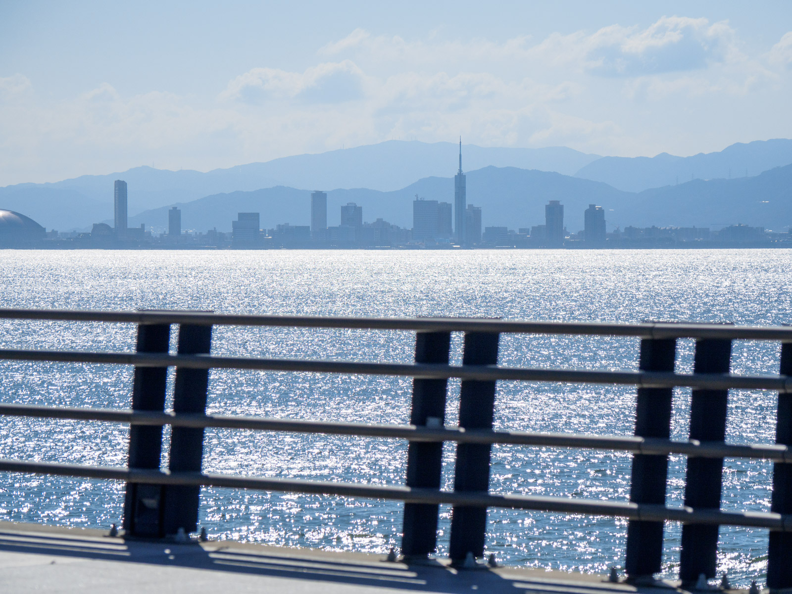 志賀島橋から見た、博多湾と市街地の高層ビル群（2022年10月）