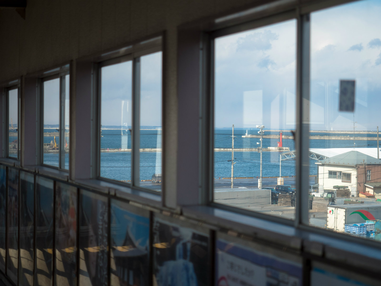 鮫駅の跨線橋から見た八戸港