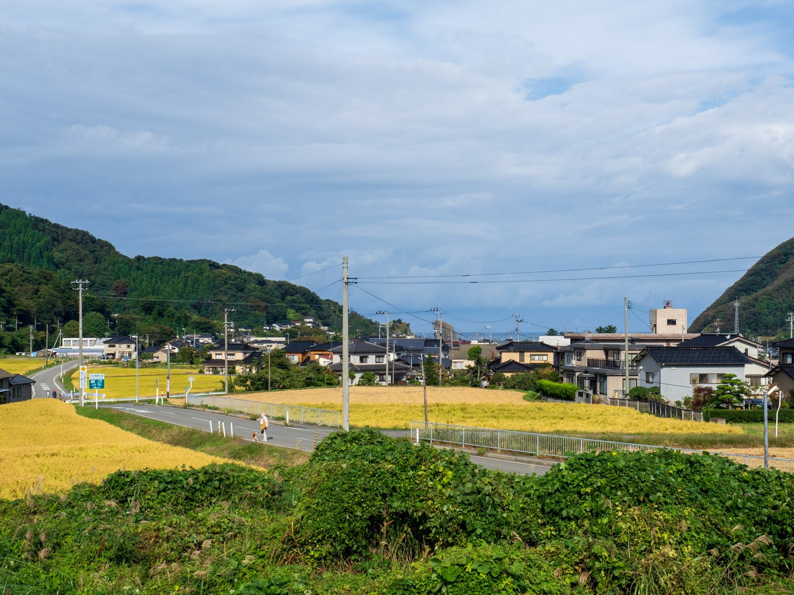 三瀬駅のホームから見た、集落と日本海（2017年10月）
