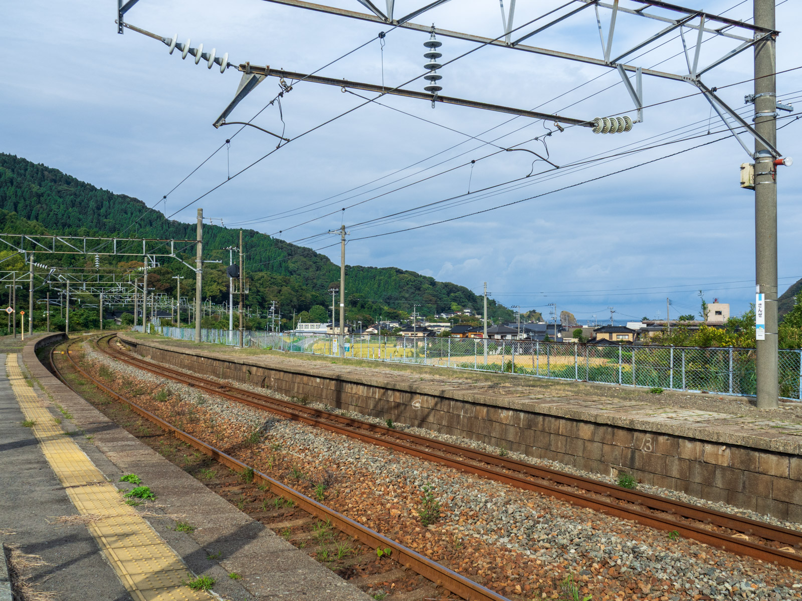 三瀬駅のホームと日本海（2017年10月）