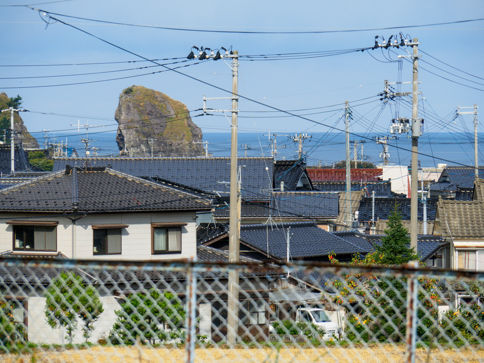 三瀬駅のホームから見た、三瀬海水浴場の奇岩（2017年10月）