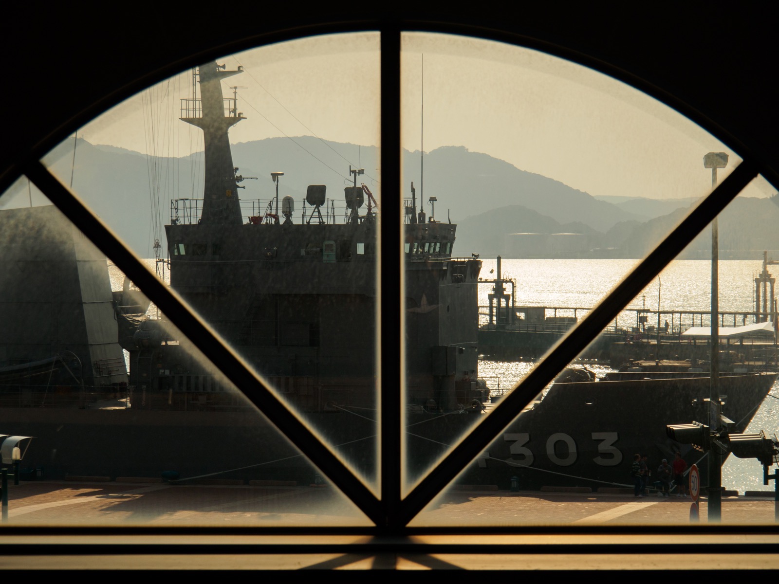 佐世保駅のホームの窓越しに見えた多用途支援艦「あまくさ」（2016年11月）