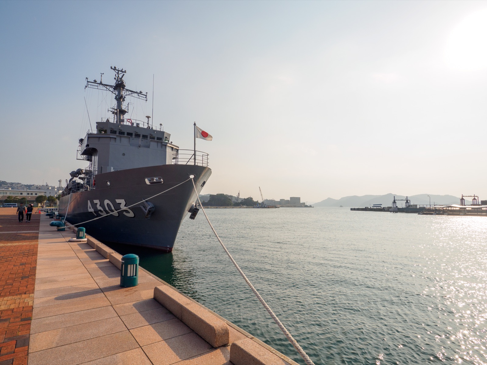 佐世保港に係留されていた海上自衛隊の多用途支援艦「あまくさ」（2016年11月）