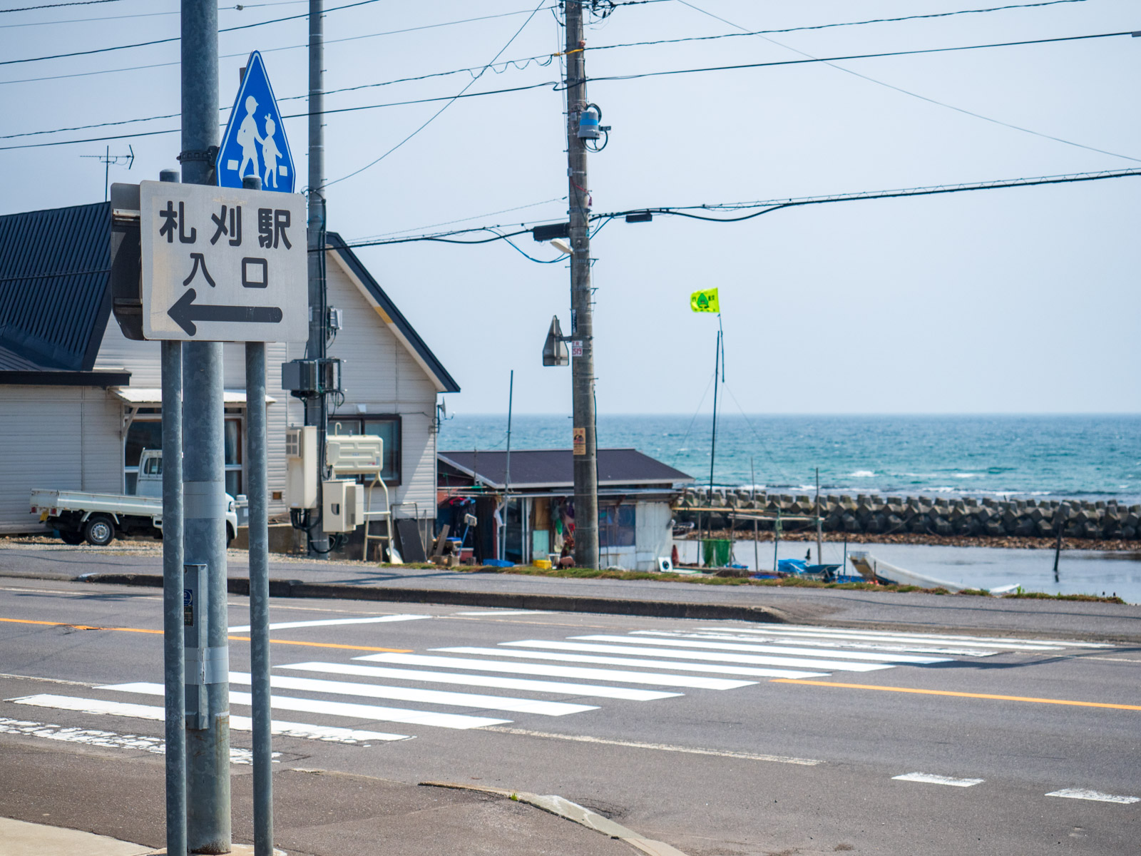 札苅駅のそばを通る国道220号と、「札苅駅入口」の看板(2018年4月)