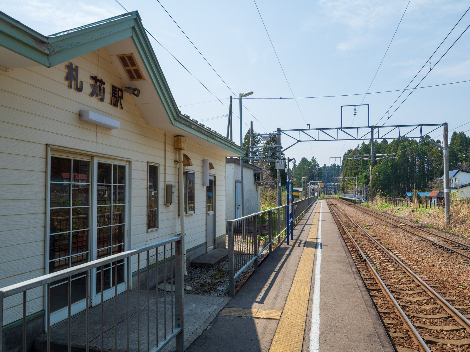 札苅駅の駅舎とホーム(2018年4月)