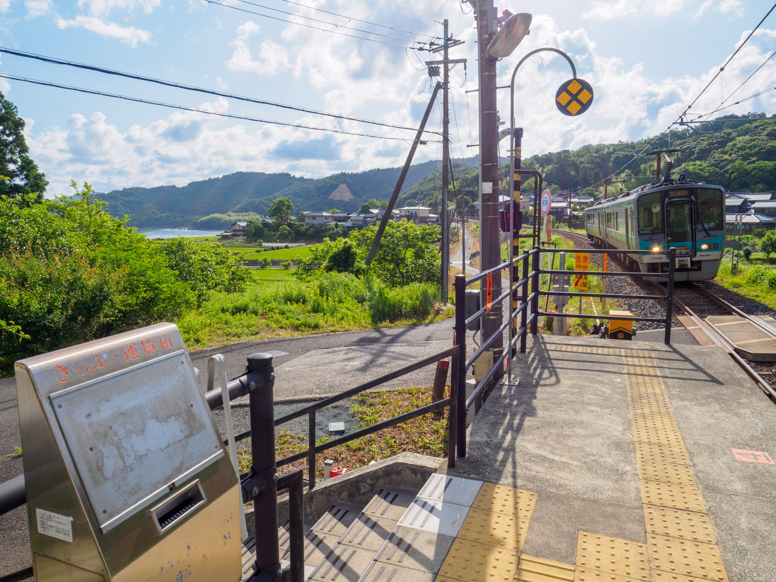 勢浜駅のホームに到着する列車（2017年6月）