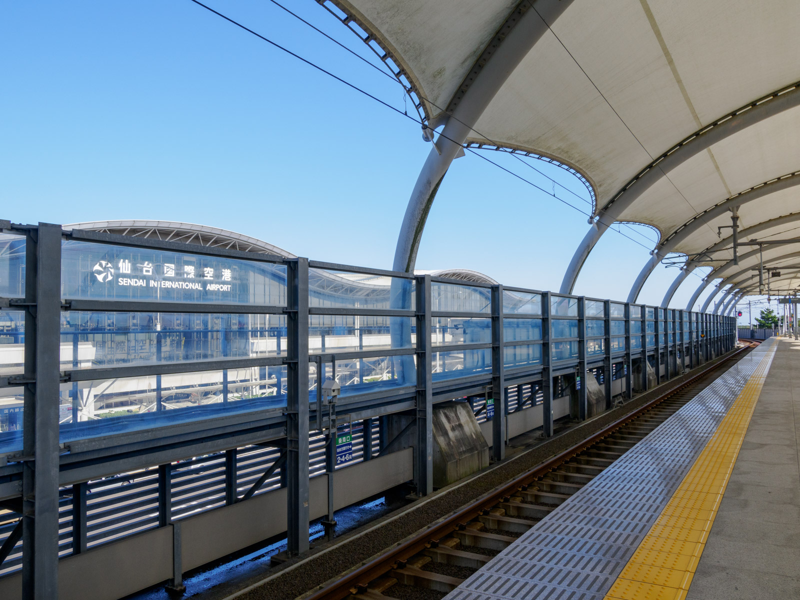 仙台空港駅のホームから見た、仙台空港のターミナルビル(2024年11月)