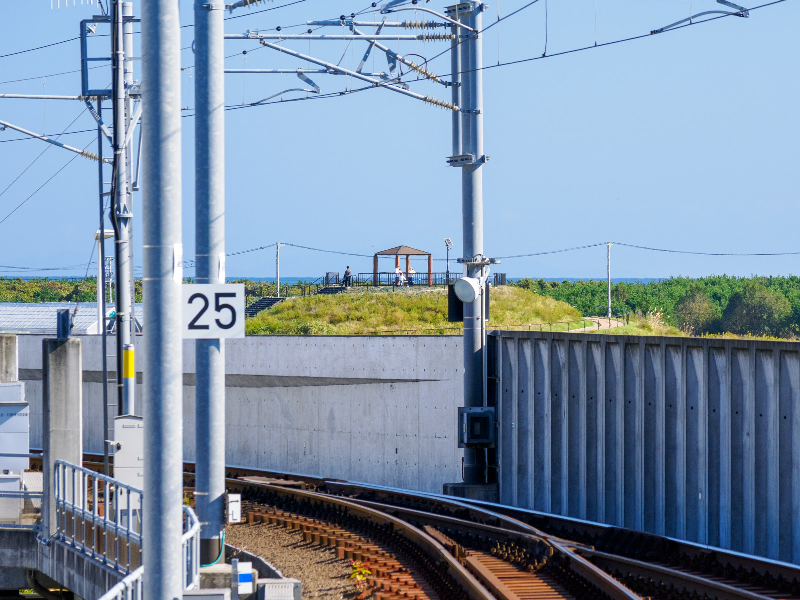 仙台空港駅のホームから見た、北釜防災公園の避難丘(2024年11月)