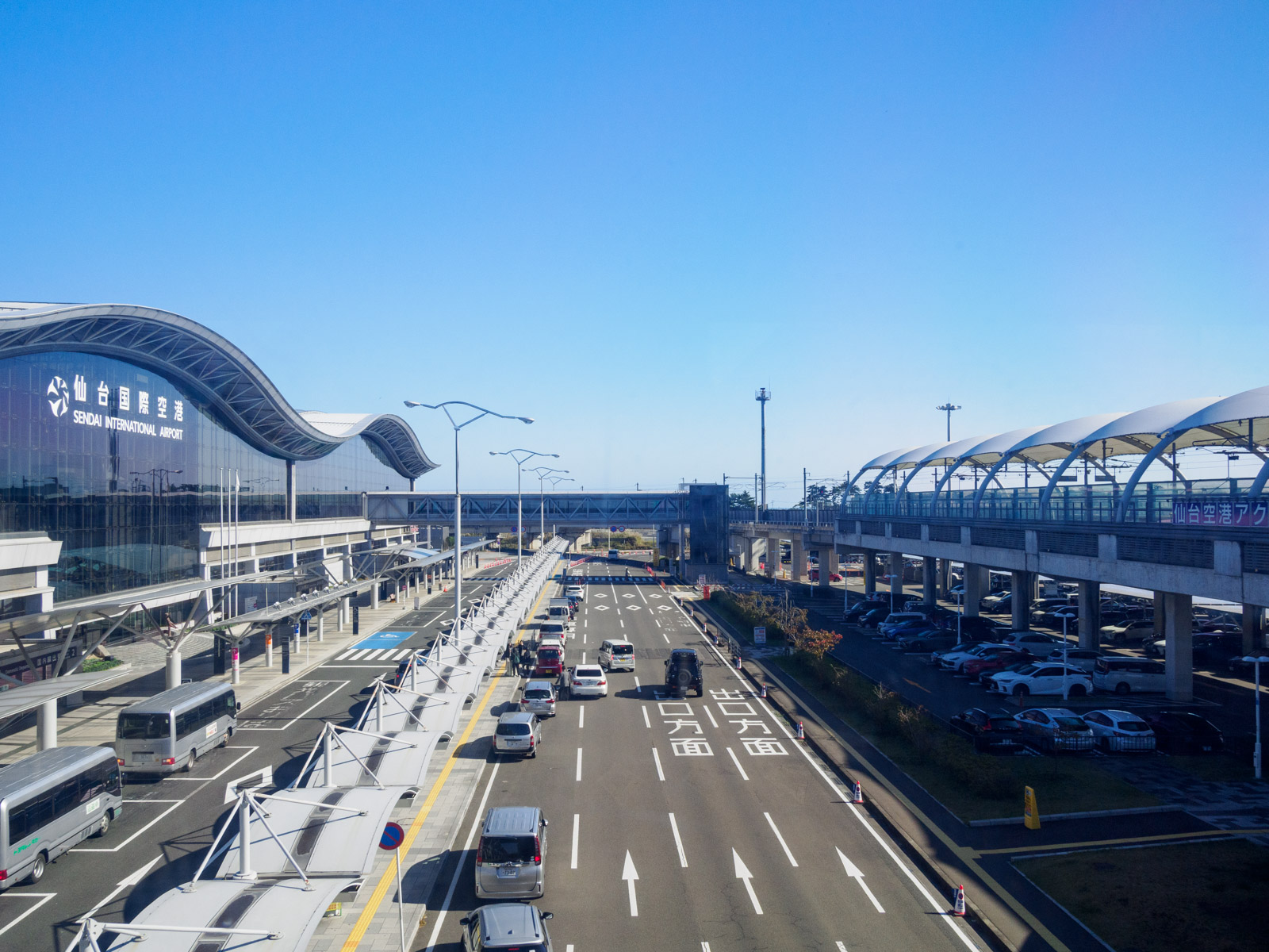 連絡通路から見た仙台空港と仙台空港駅(2024年11月)