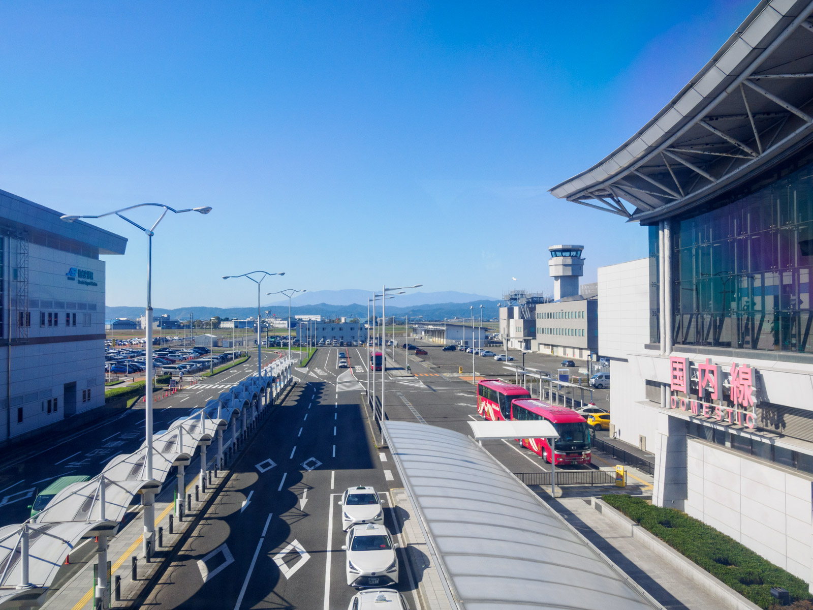 連絡通路から見た仙台空港駅と仙台空港、蔵王方面の山並み(2024年11月)