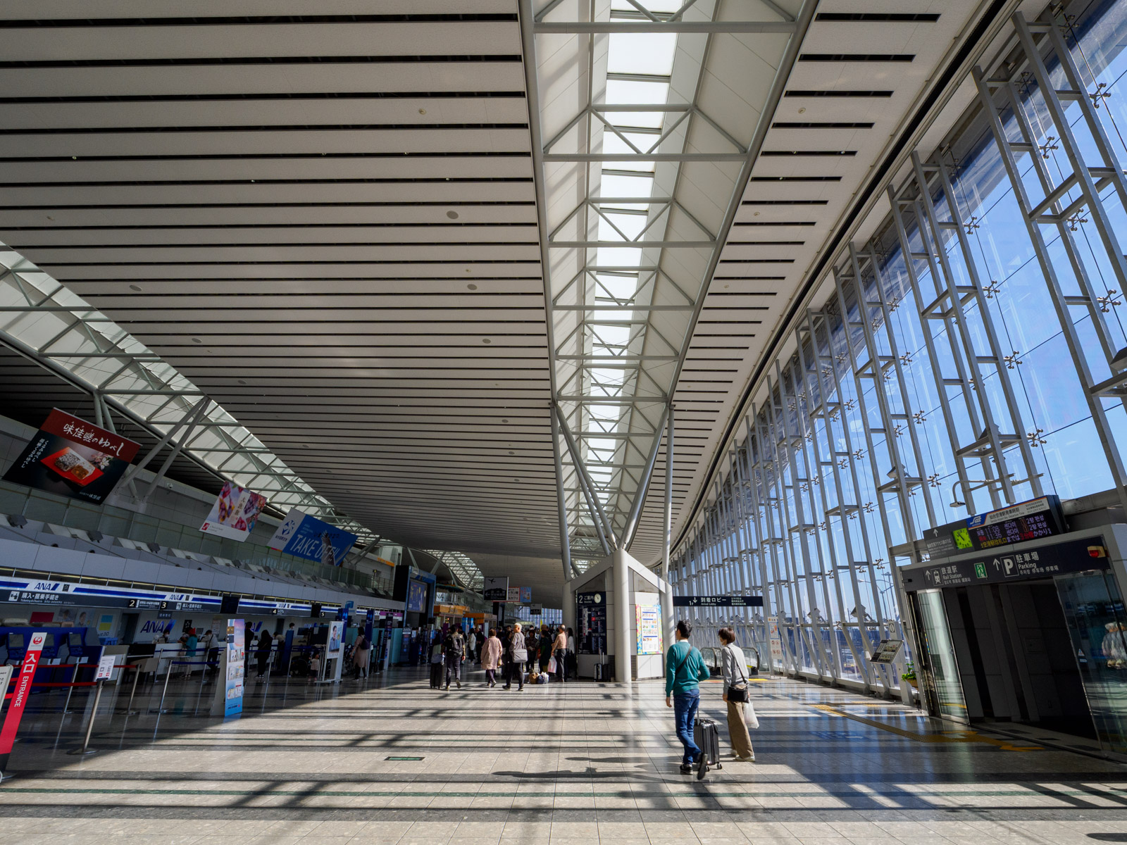 仙台空港駅と直結する、仙台空港の出発ロビー(2024年11月)