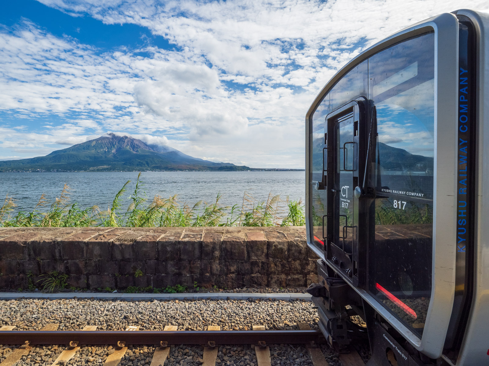 仙巌園駅のホームから見た、錦江湾と桜島（2025年10月）