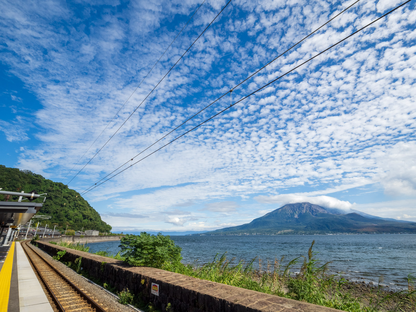 仙巌園駅のホームから見た、錦江湾と桜島（2025年10月）
