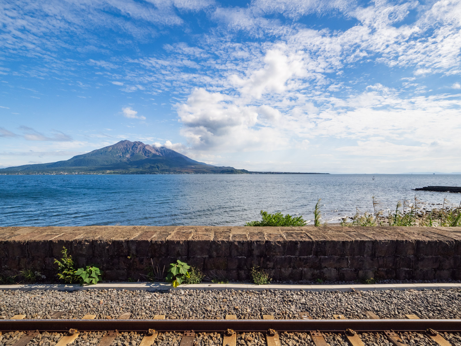 仙巌園駅のホームから見た、錦江湾と桜島（2025年10月）