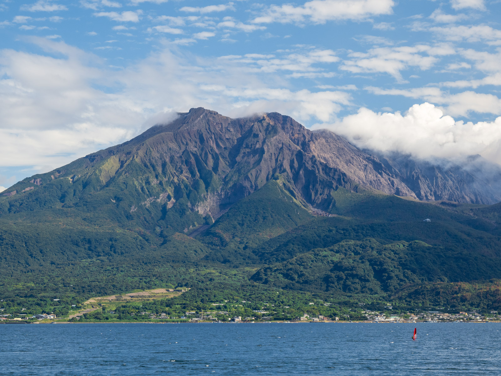 仙巌園駅のホームから見た、錦江湾と桜島（2025年10月）