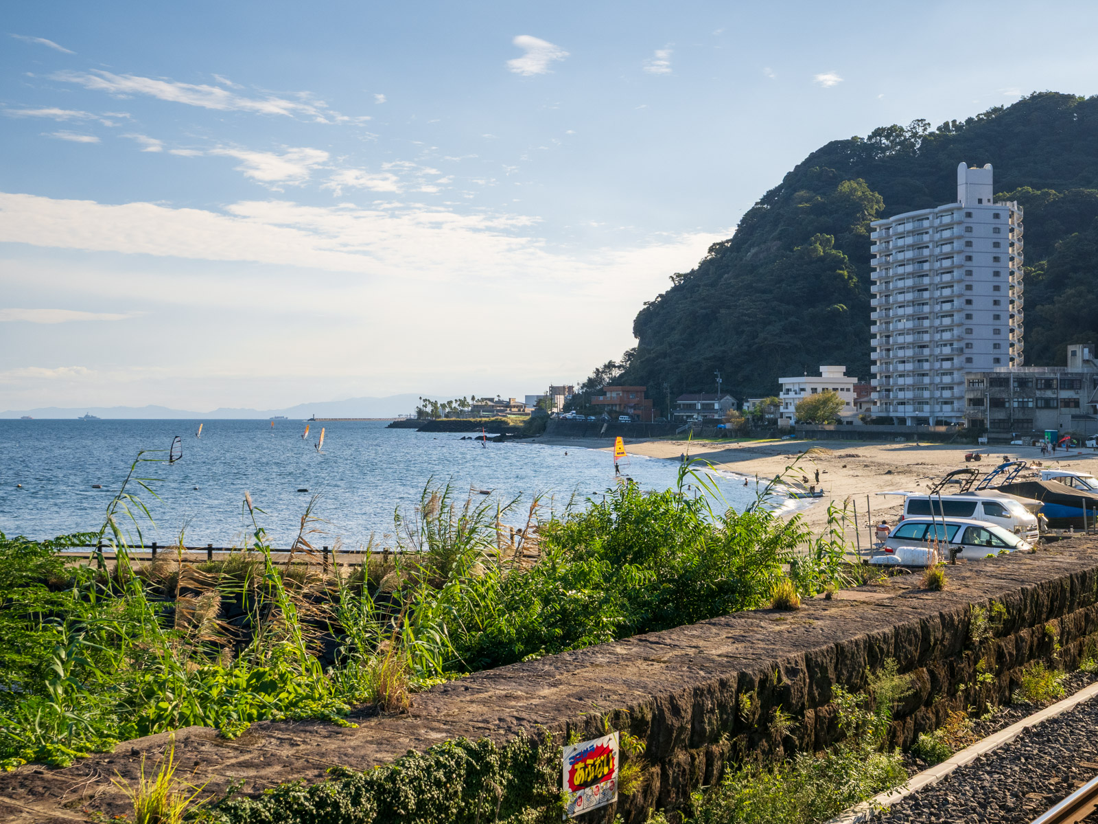 仙巌園駅のホームから見た磯海水浴場（2025年10月）