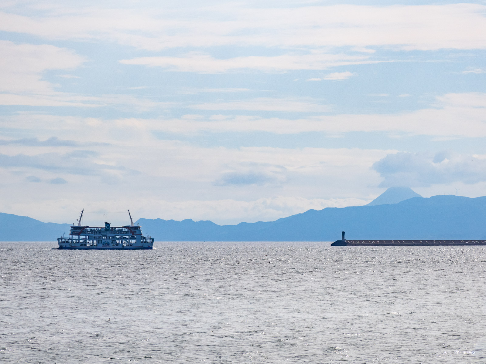 仙巌園駅のホームから見た、開聞岳と桜島フェリー（2025年10月）
